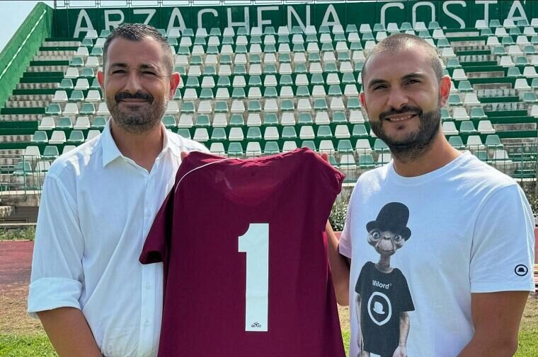 Il direttore generale dell'Arzachena Antonello Zucchi e il portiere dei biancoverdi Marco Ruzittu | Foto Claudia Cinefra/US Arzachena