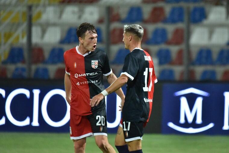 Fischnaller e Goglino esultano dopo la rete durante Torres-Mantova | Foto Alessandro Sanna