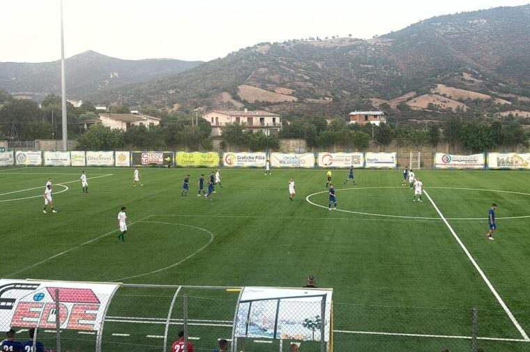 Un'azione dell'amichevole tra Cos e Nuorese