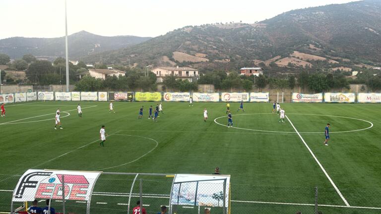 Un'azione dell'amichevole tra Cos e Nuorese