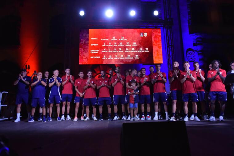 Un momento della presentazione dello scorso anno della Torres in piazza Tola | Foto Alessandro Sanna