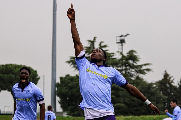 Zoma, talento dell'AlbinoLeffe, festeggia un gol nella scorsa stagione | Foto Facebook U.C. AlbinoLeffe