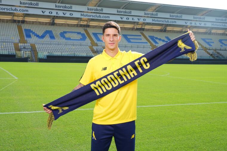 Alessandro Di Pardo posa con la maglia del Modena | Foto Modena Calcio