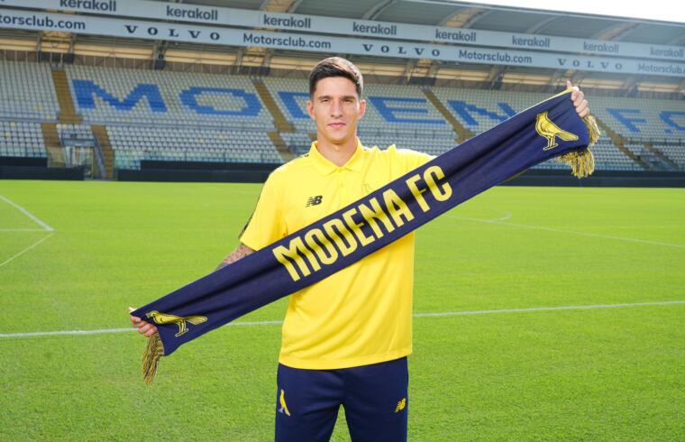 Alessandro Di Pardo posa con la maglia del Modena | Foto Modena Calcio