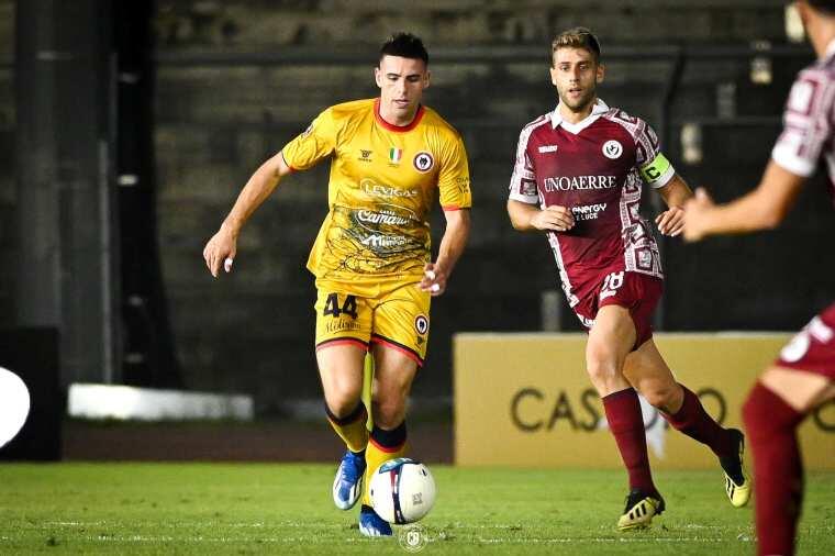 Bosisio, nuovo difensore del Campobasso, in azione nella gara contro l'Arezzo | Foto Facebook Campobasso Football Club