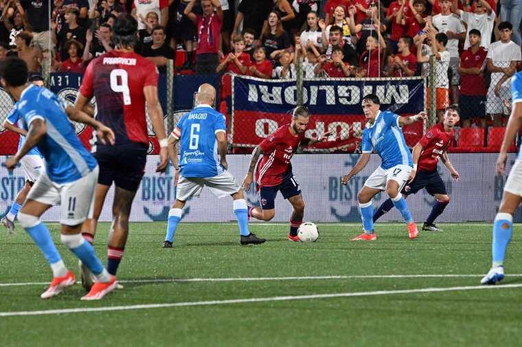 Clemenza palla al piede durante la gara tra Sestri Levante e Pineto | Foto Facebook US Sestri Levante 1919
