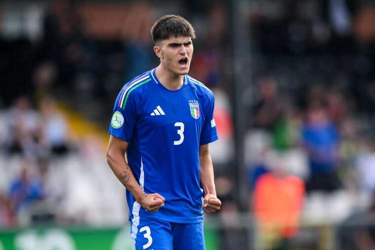 Davide Bartesaghi, difensore del Milan Futuro, con la maglia azzurra | Foto Facebook Nazionale Italiana di Calcio