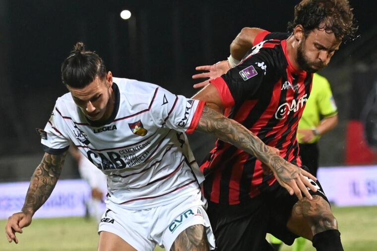 Eugenio D'Ursi, nuovo attaccante del Gubbio, in azione contro la Lucchese | Foto Facebook Lega Pro