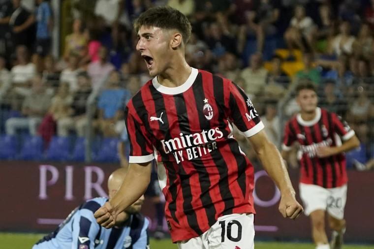 Mattia Liberali esulta con la maglia del Milan Futuro | Foto Facebook Lega Pro