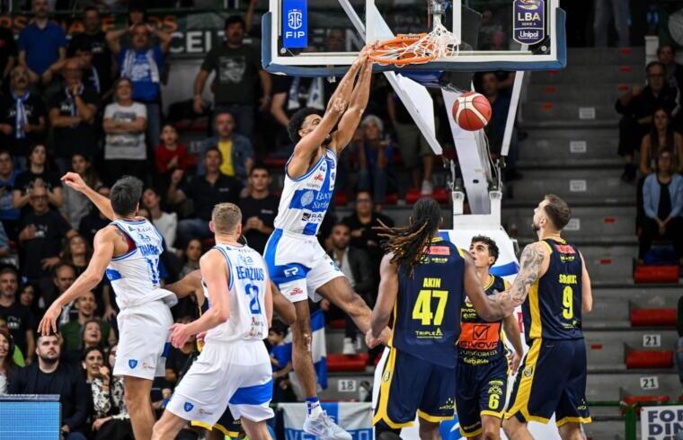 Schiacciata della Dinamo Sassari nella sfida contro Scafati, foto di Luigi Canu