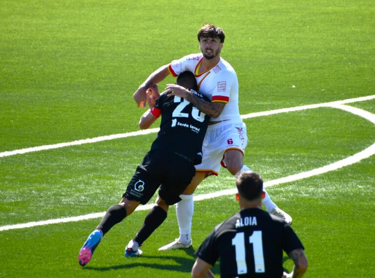 Piacente e Floris a duello in occasione della sfida tra Atletico Uri e Costa Orientale Sarda | Foto Paolo Massaro