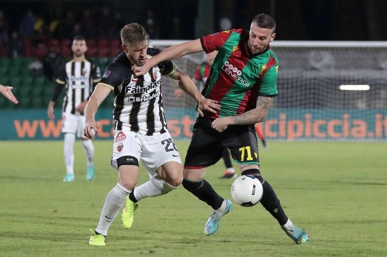 Cianci, attaccante della Ternana, in azione contro l'Ascoli | Foto Facebook Ternana Calcio