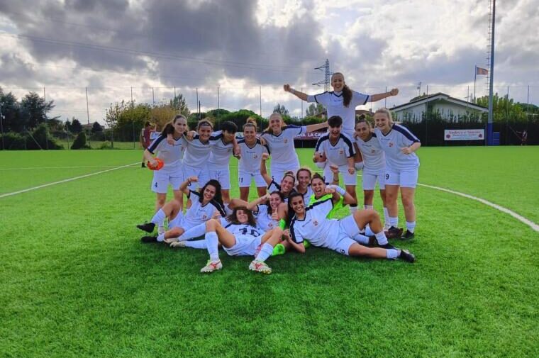 La gioia delle calciatrici rossoblù dopo la prima vittoria | Foto Torres Women