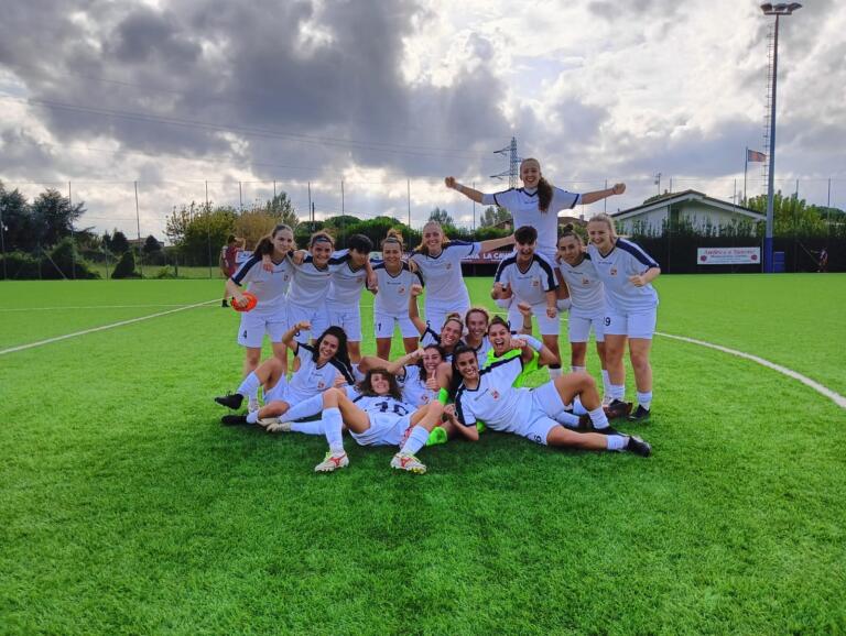 La gioia delle calciatrici rossoblù dopo la prima vittoria | Foto Torres Women