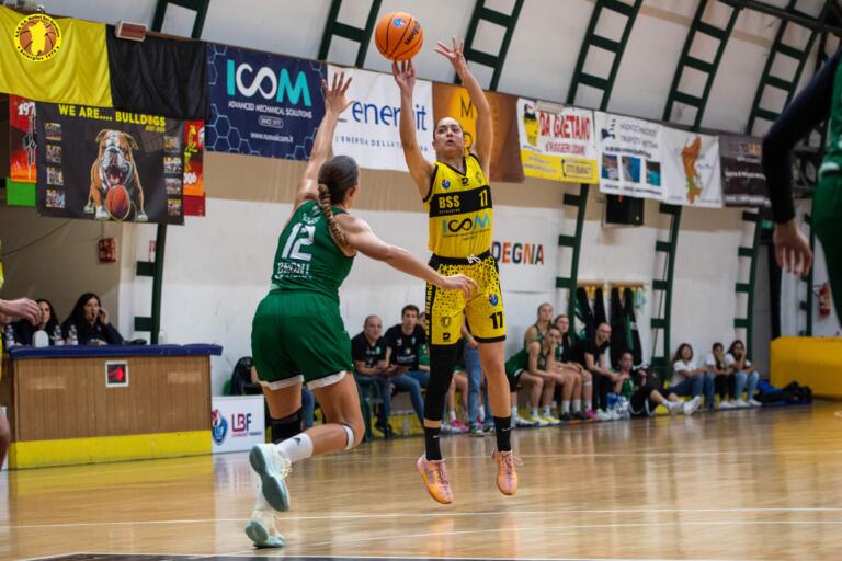 Un tiro di Silvia Ceccarelli, guardia della Nuova Icom San Salvatore Selargius | Crediti Foto: Nuova Icom San Salvatore Selargius