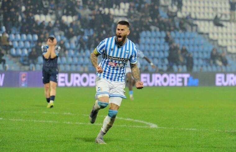 Antenucci, capitano della Spal in un'esultanza dopo il gol