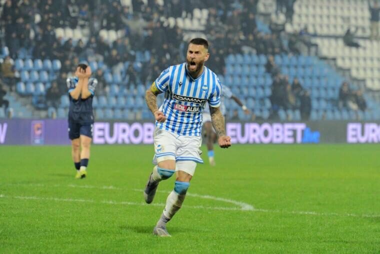 Antenucci, capitano della Spal in un'esultanza dopo il gol