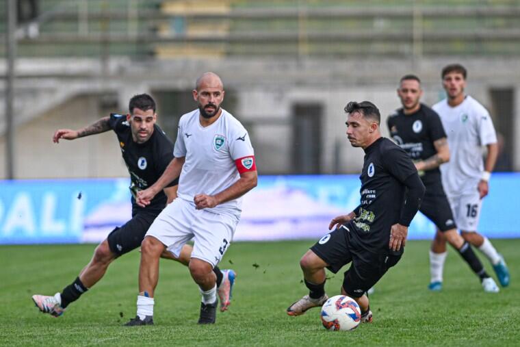 Luca La Rosa, ex capitano dell'Olbia, in azione in occasione del derby contro il Costa Orientale Sarda | Foto Sandro Giordano