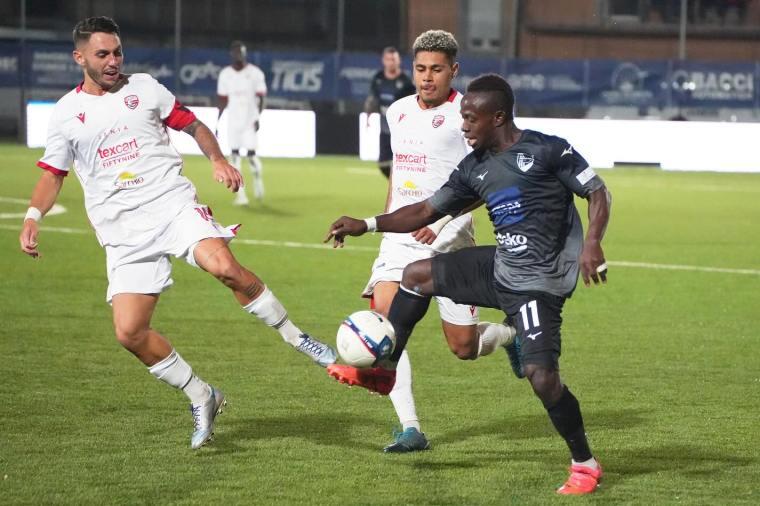 Saporetti, numero 10 del Carpi, e Odjer, mediano della Pianese, a contrasto | Foto Facebook US Pianese