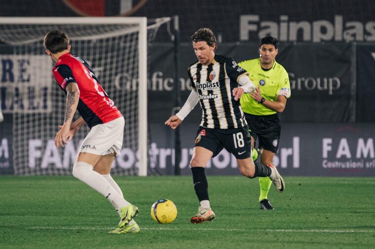 Simone Corazza in azione con la maglia dell'Ascoli | Foto Facebook Ascoli Calcio 1898