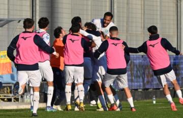 Festeggiamenti del gol in Olbia-Terracina | Foto Sandro Giordano