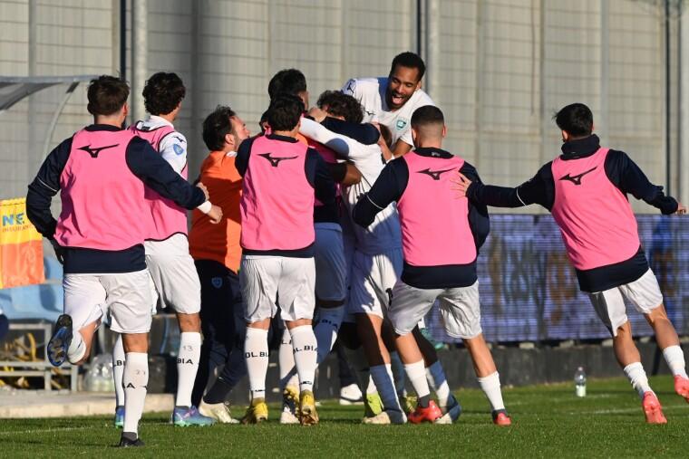 Festeggiamenti del gol in Olbia-Terracina | Foto Sandro Giordano
