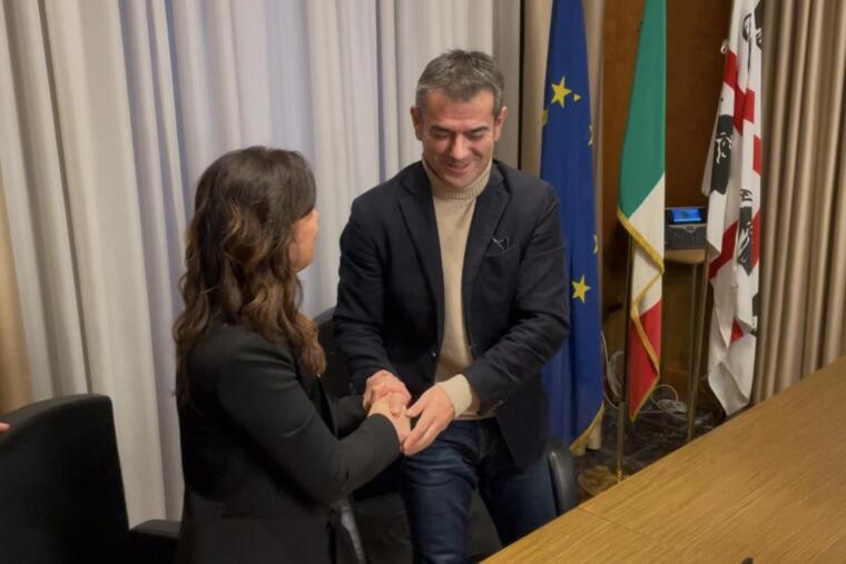 La stretta di mano tra Alessandra Todde e Massimo Zedda dopo la firma dell'Accordo di programma Regione Sardegna-Comune di Cagliari sul nuovo stadio | Foto Centotrentuno