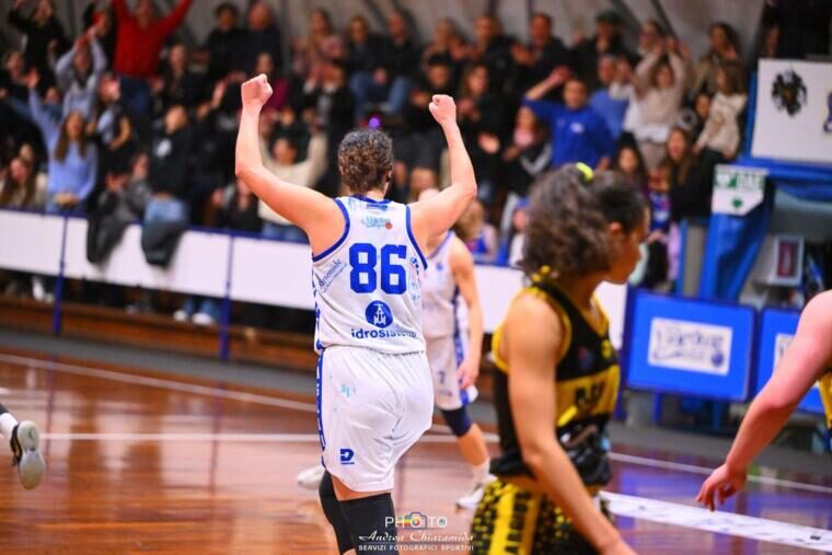 Mounia El Habbab esulta dopo un canestro nel derby Virtus Cagliari - San Salvatore Selargius | Foto Andrea Chiaramida
