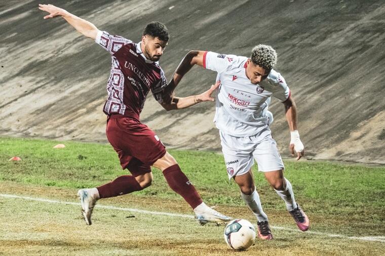 Rodrick Tcheuna, terzino del Carpi, in azione contro l'Arezzo | Foto Facebook S.S. Arezzo