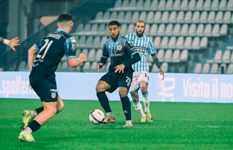 Chakir, attaccante del Pineto, in azione contro la SPAL | Foto Nicolò Farina