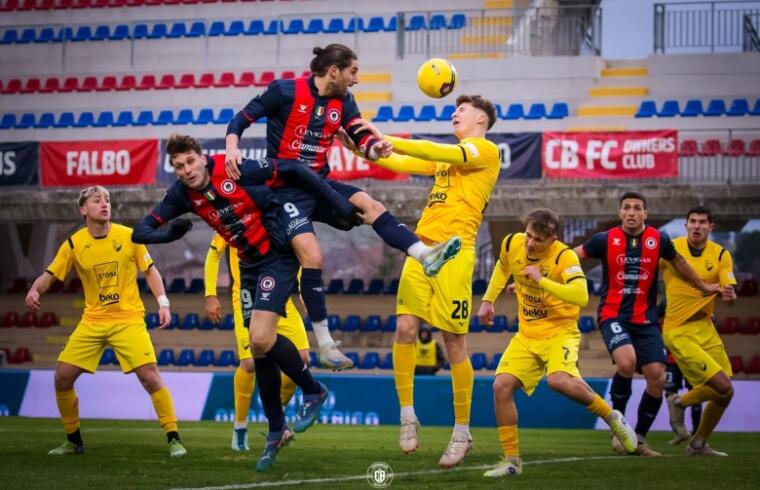 Uno stacco dell'attaccante rossoblù Di Nardo durante Campobasso-Pianese | Foto Facebook Campobasso Football Club