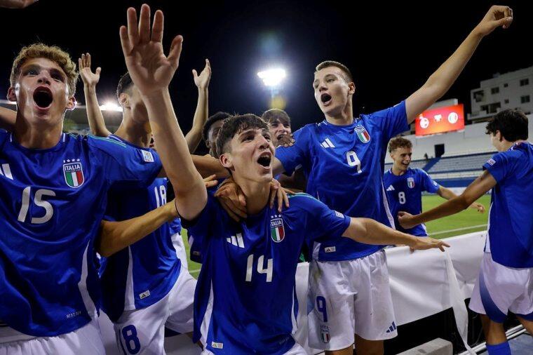 Emanuele Sala (con il numero 14) esulta insieme a Camarda dopo la vittoria all'Europeo Under 17 | Foto Facebook Nazionale Italiana di Calcio