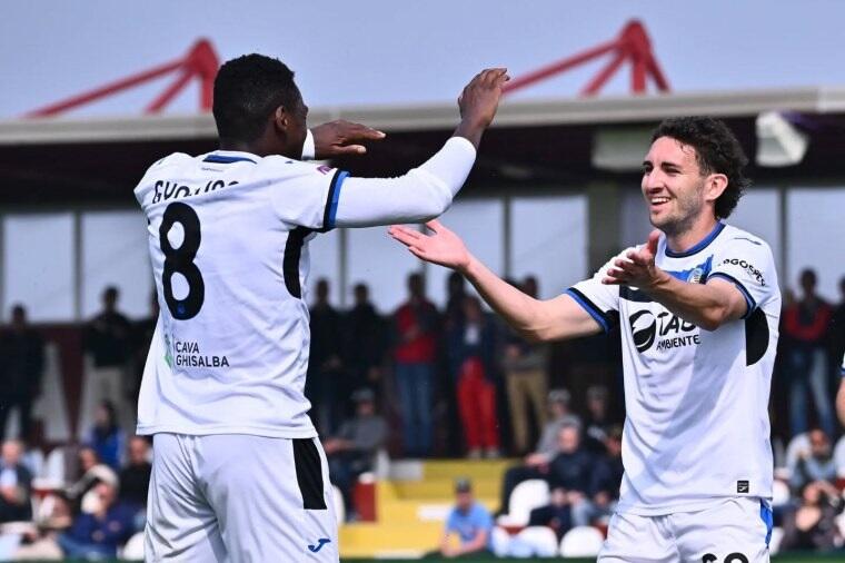 Gyabuaa e Bergonzi festeggiano dopo un gol dell'Atalanta Under 23 | Foto Facebook Lega Pro