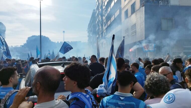La folla dei tifosi napoletani verso lo Stadio Maradona | foto dell’inviato a Napoli Roberto Pinna