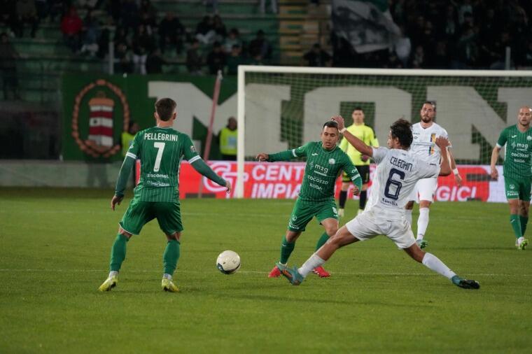 Una fase di gioco di Monopoli-Giugliano | Foto Facebook Monopoli