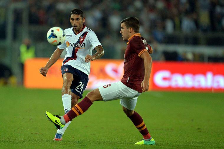 Michele Pazienza in azione con la maglia del Bologna all'Olimpico contro la Roma nel 2013 | Foto Bologna FC