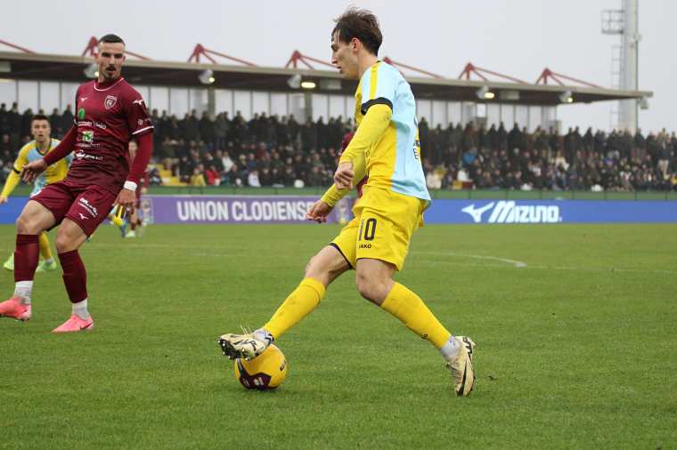 Alberto Lunghi controlla palla | Foto Facebook FC Arzignano Valchiampo
