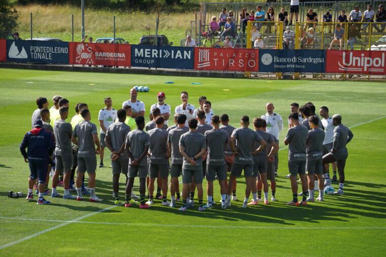 Fabio Pisacane arringa i suoi calciatori a Temù | Foto Centotrentuno