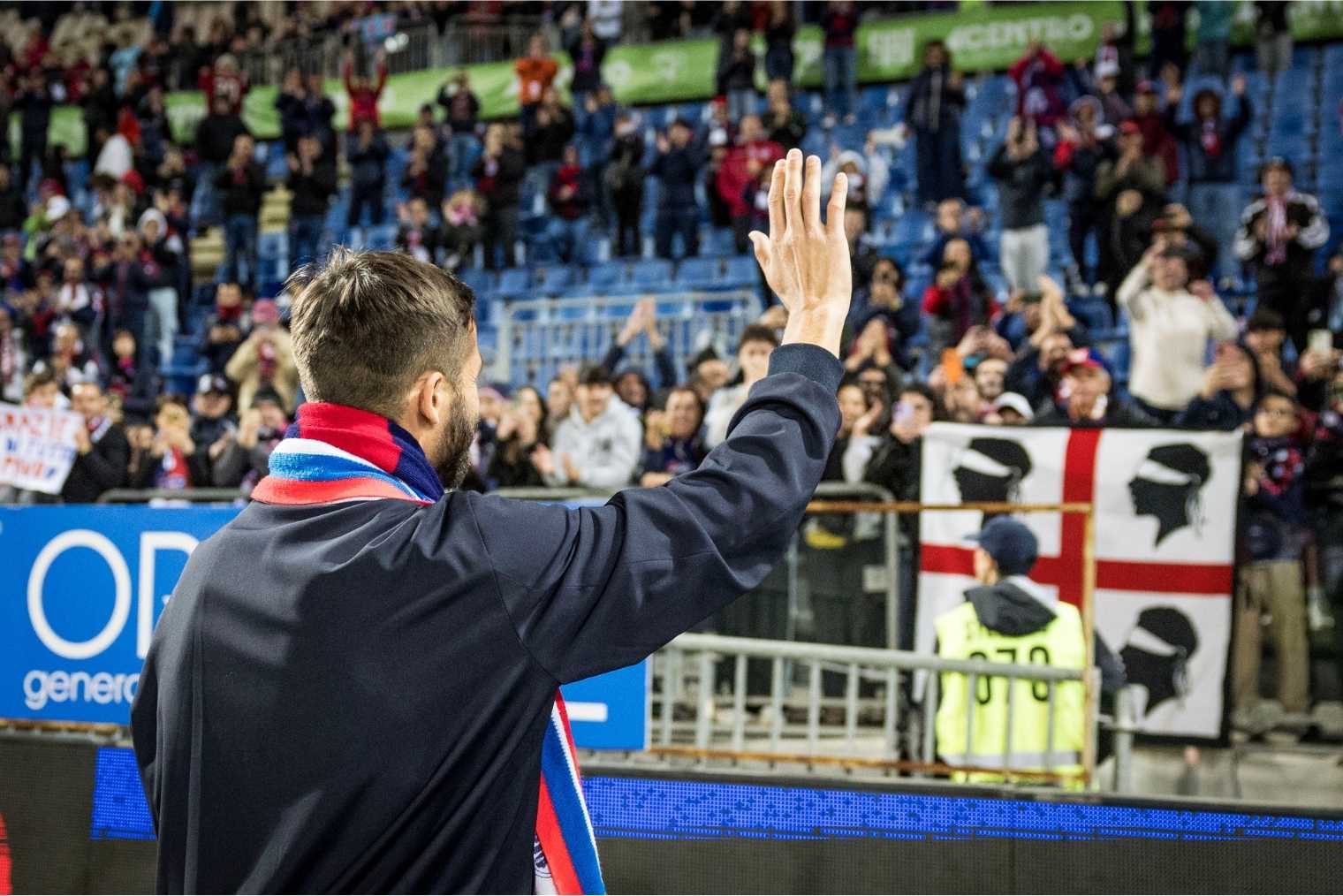 Leonardo Pavoletti saluta il pubblico di Cagliari | Foto Valerio Spano