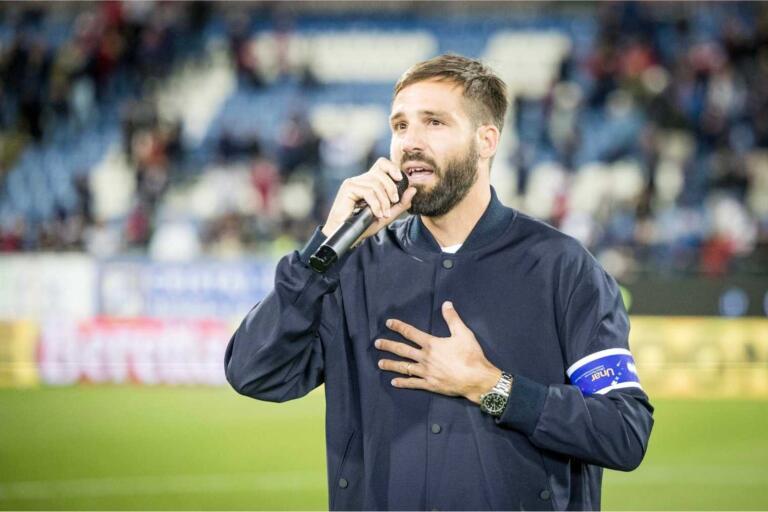 Leonardo Pavoletti saluta il pubblico di Cagliari | Foto Valerio Spano
