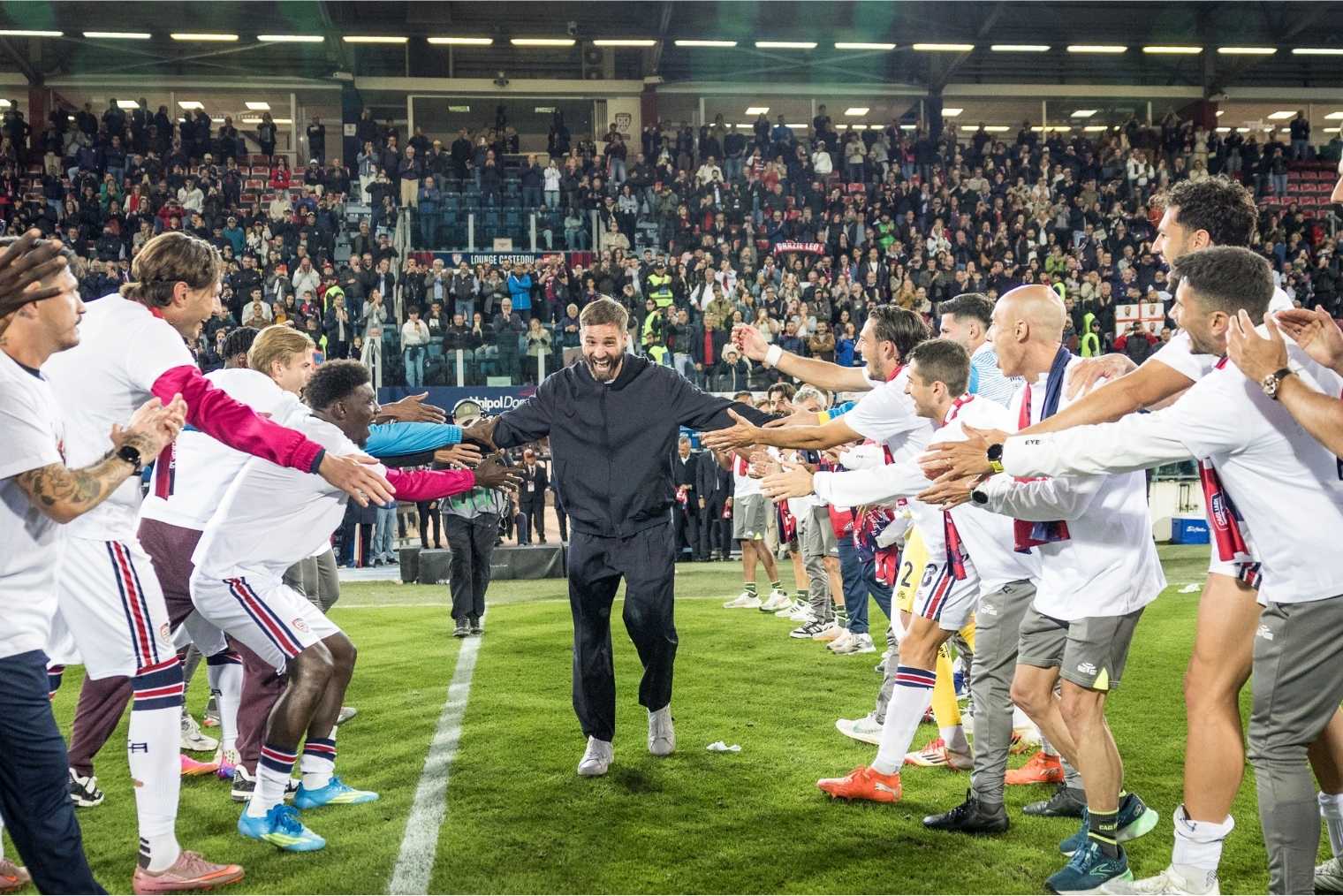Leonardo Pavoletti saluta il pubblico di Cagliari | Foto Valerio Spano