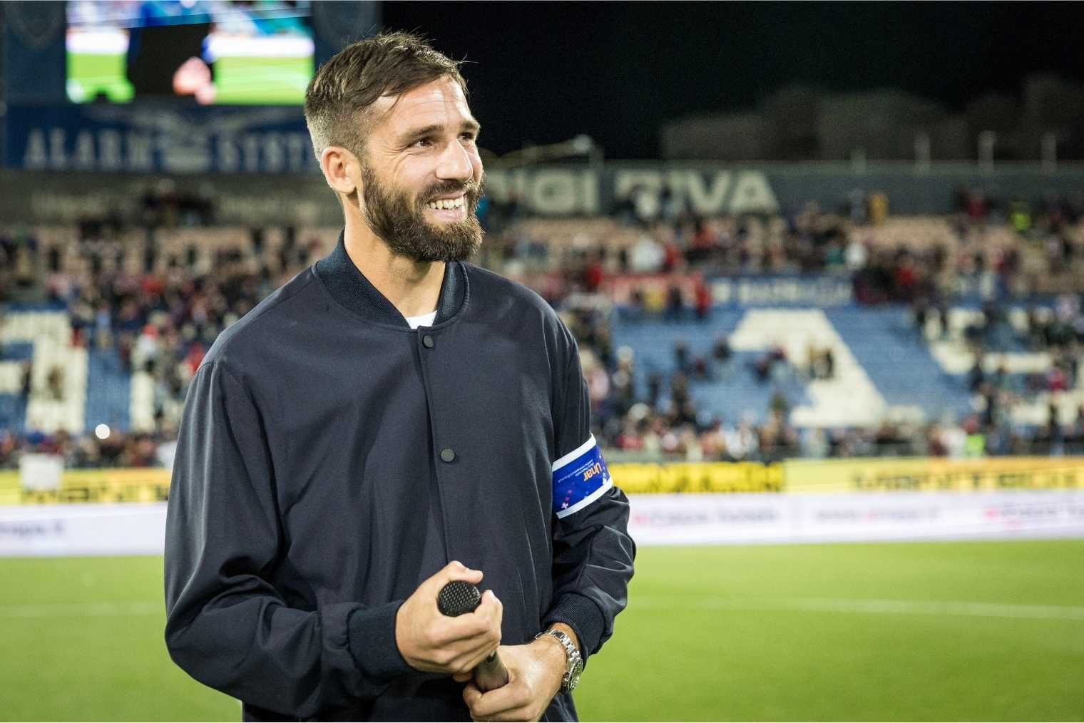 Leonardo Pavoletti saluta il pubblico di Cagliari | Foto Valerio Spano