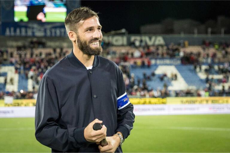 Leonardo Pavoletti saluta il pubblico di Cagliari | Foto Valerio Spano