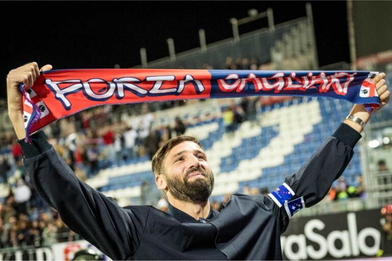 Leonardo Pavoletti saluta il pubblico di Cagliari | Foto Valerio Spano