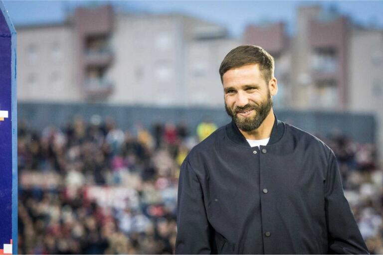 Leonardo Pavoletti saluta il pubblico di Cagliari | Foto Valerio Spano