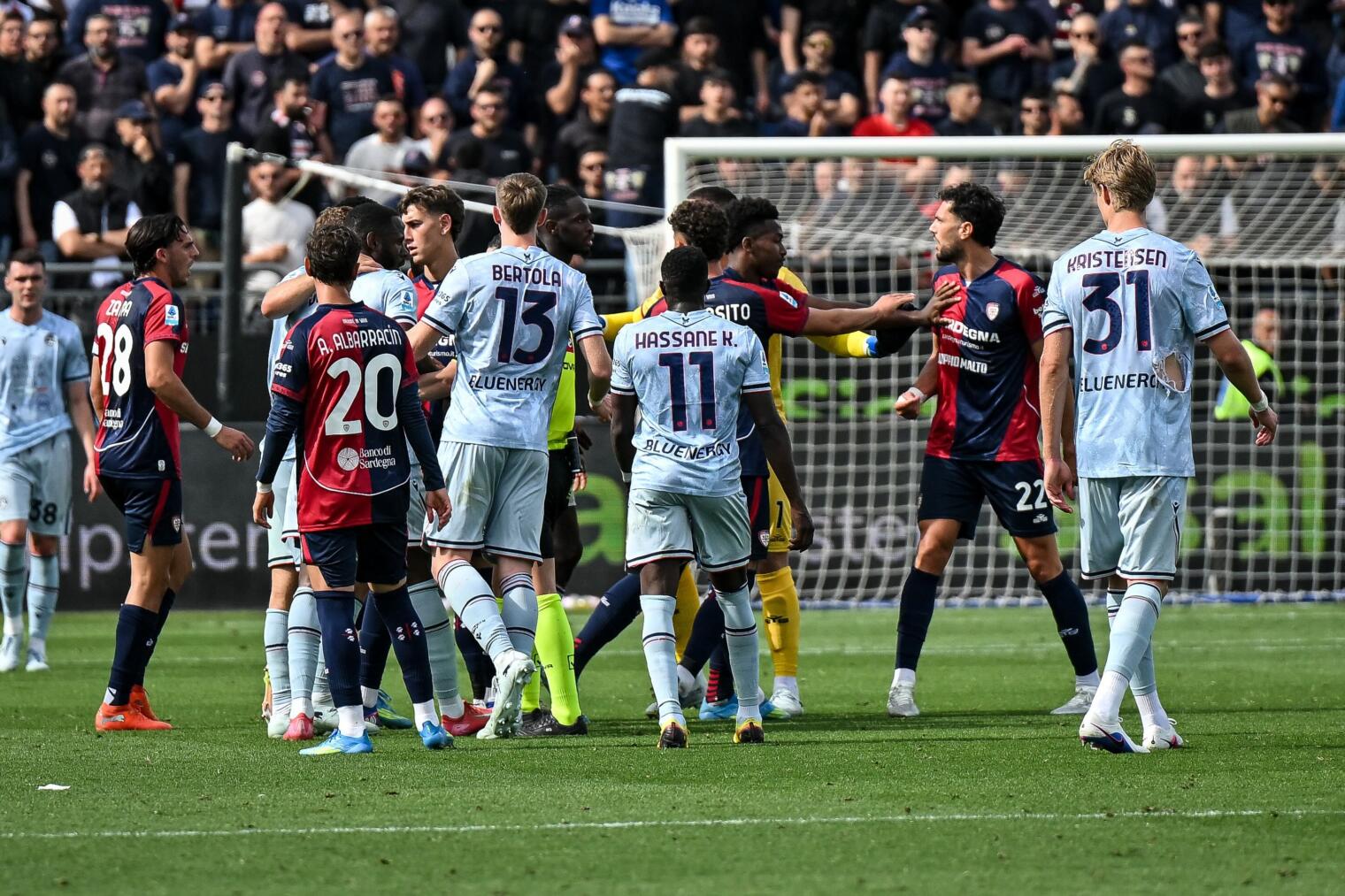 Il momento della discussione in campo tra Dossena e Davis durante Cagliari-Udinese | Foto Luigi Canu