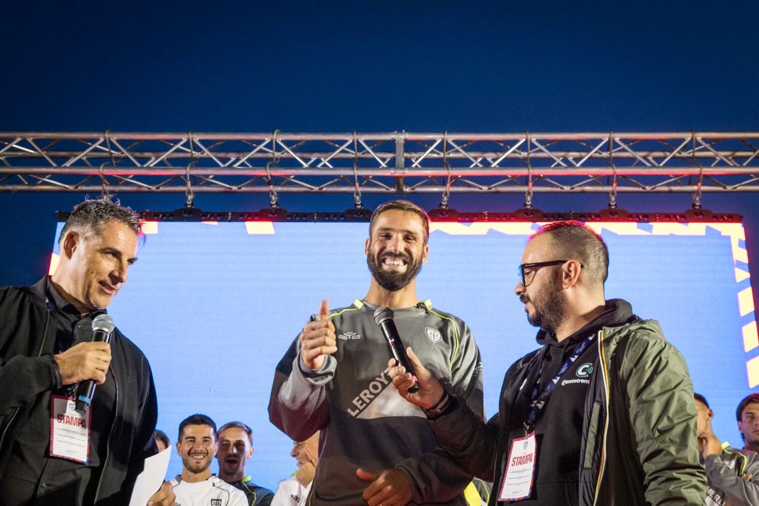 Leonardo Pavoletti sul palco di Ponte di Legno durante la presentazione del Cagliari | Foto Centotrentuno