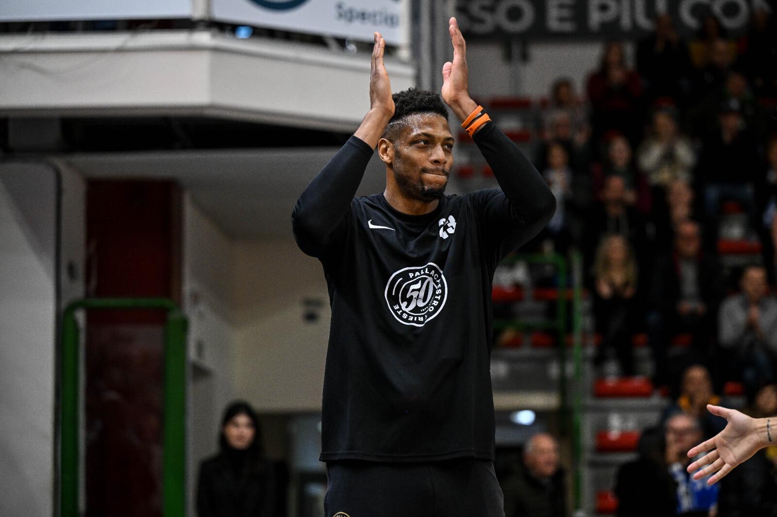 Jeff Brooks a Sassari con la maglia della Pallacanestro Trieste | Foto Luigi Canu
