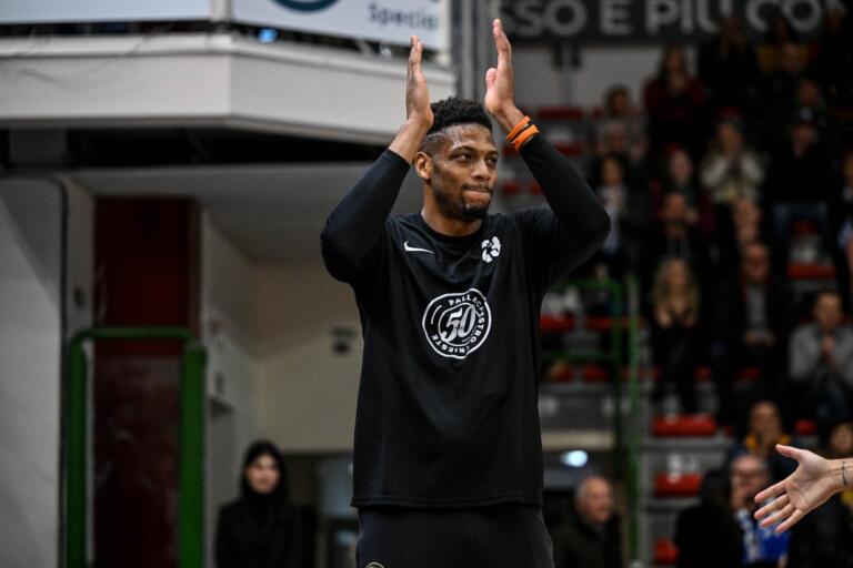 Jeff Brooks a Sassari con la maglia della Pallacanestro Trieste | Foto Luigi Canu