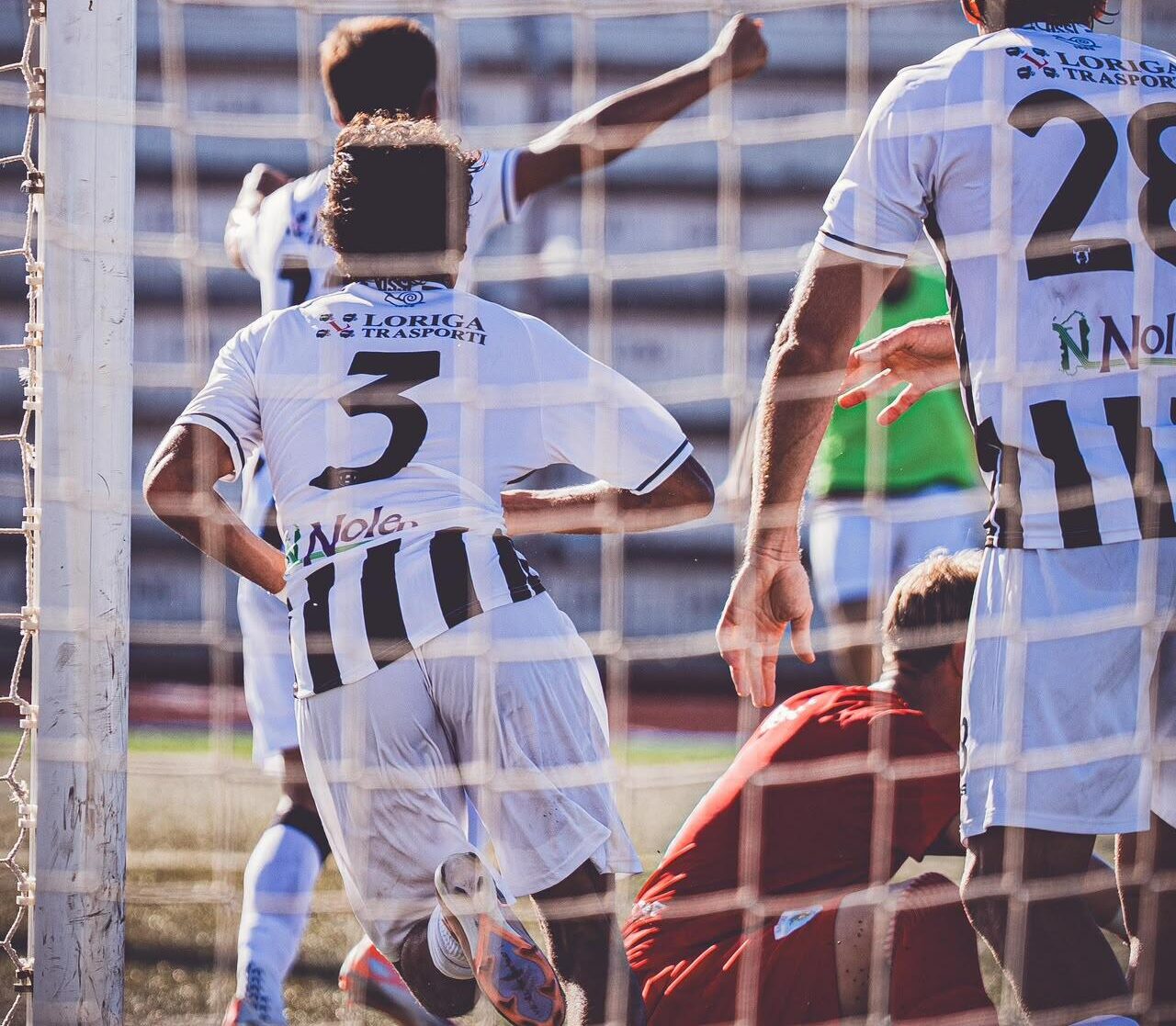 L'esultanza di Emanuele Luiu (Ossese) dopo il gol dell'1-0 contro il Latte Dolce | Foto Carlo Achilli
